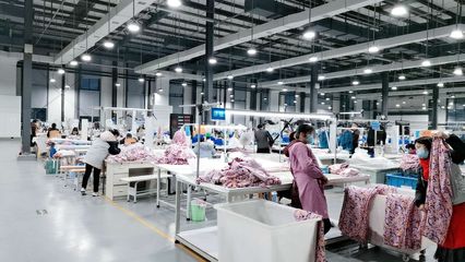 南充家豐時裝公司復(fù)工生產(chǎn)第一批服裝出口歐州