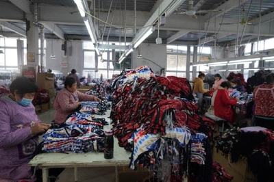 服裝加工產(chǎn)業(yè)大戶帶領(lǐng)鄉(xiāng)親共同致富